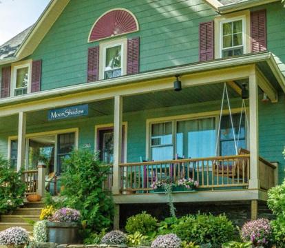 Escape to Romance: Unwind at Our Handpicked Selection of Romantic Hotels in Hammondsport (New York State)